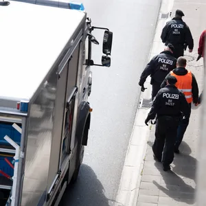 Bei einer Blockade der Gruppe Letzte Generation auf der Stadtautobahn unweit des Kurfürstendamms werden Aktivisten von der Polizei fortgeführt.