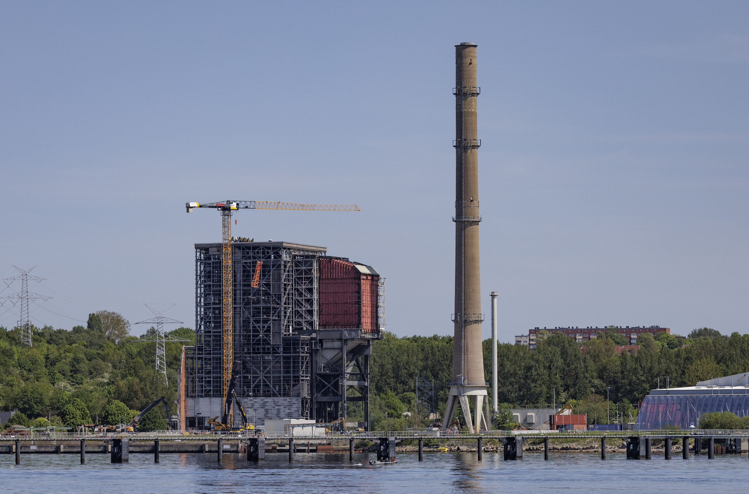 Schornstein und Hauptgebäude des alten Kieler Kohlekraftwerks. Die Sprengung der Reste des Kieler Kraftwerks wird neu geplant.
