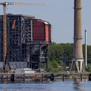 Schornstein und Hauptgebäude des alten Kieler Kohlekraftwerks. Die Sprengung der Reste des Kieler Kraftwerks wird neu geplant.