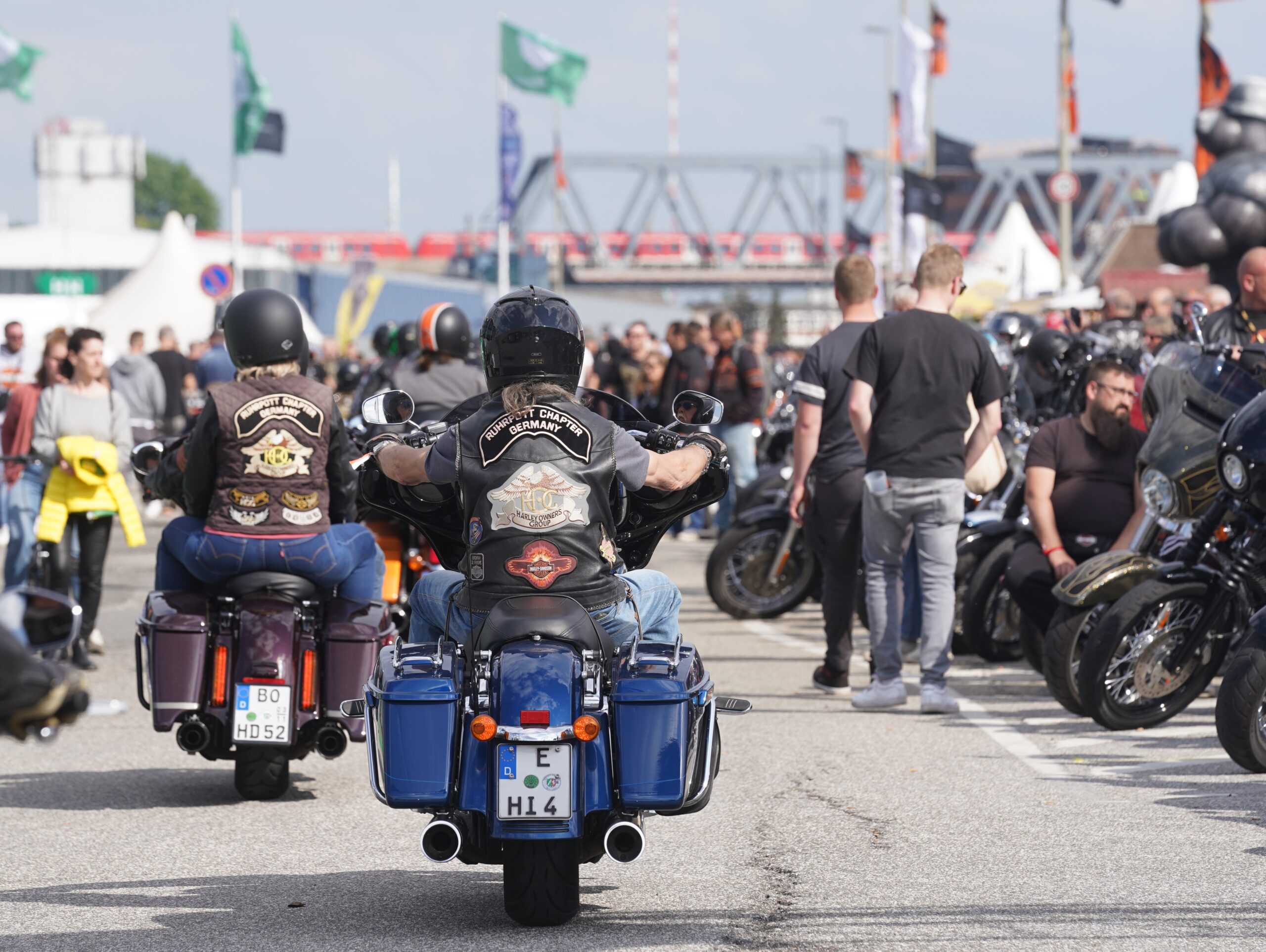Aufnahme von fahrenden Motorrädern auf dem Veranstaltungsgelände.