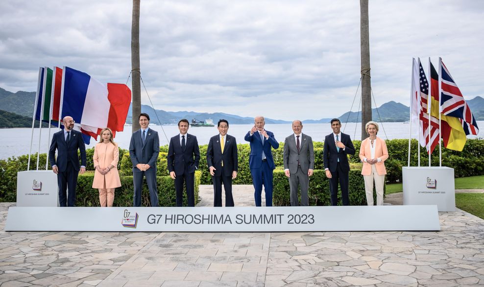 Charles Michel (l-r), Präsident des Europäischen Rates, Giorgia Meloni, Premierministerin von Italien, Justin Trudeau, Premierminister von Kanada, Emmanuel Macron, Präsident von Frankreich, Fumio Kishida, Ministerpräsident von Japan, Joe Biden, Präsident der USA, Bundeskanzler Olaf Scholz (SPD), Rishi Sunak, Premierminister von Großbritannien, Ursula von der Leyen, Präsidentin der Europäischen Kommission, stellen sich vor ihrem Arbeitsessen zum Thema wirtschaftliche Sicherheit während des G7-Gipfels im Grand Prince Hotel in Hiroshima im Westen Japans zu einem Gruppenbild der Staats- und Regierungschefs der G7-Staaten auf.