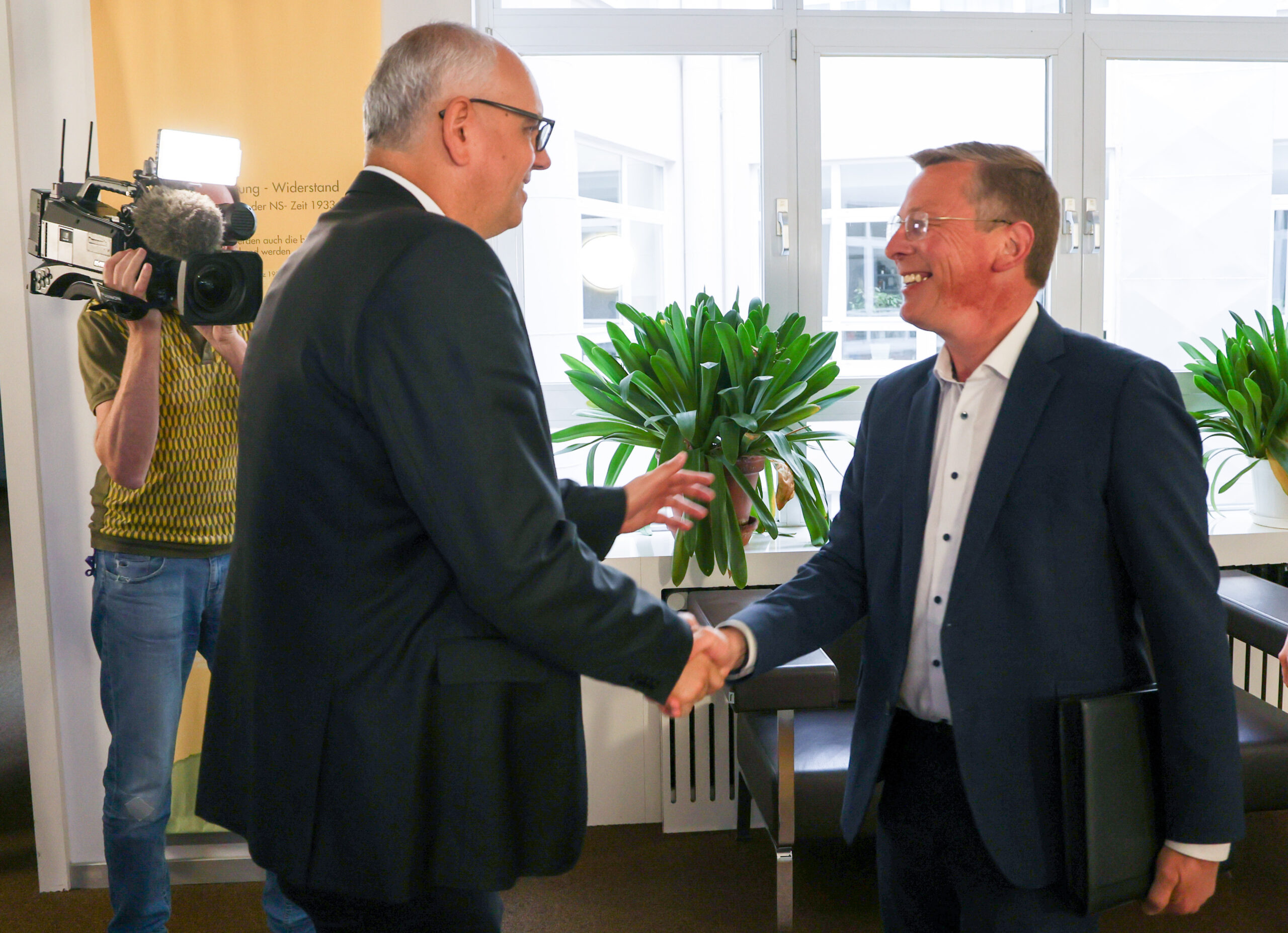 Die Verhandlungsführer der Bremer CDU, Spitzenkandidat Frank Imhoff (r.), und der Bremer SPD, Bürgermeister Andreas Bovenschulte (l.), begrüßen einander vor Beginn der Sondierungsgespräche zwischen beiden Parteien.