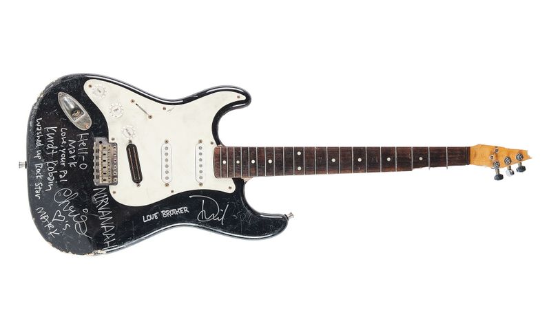 Das vom Auktionshaus zur Verfügung gestellte Bild zeigt eine zerschmetterte Gitarre des früheren Nirvana-Frontmanns Kurt Cobain