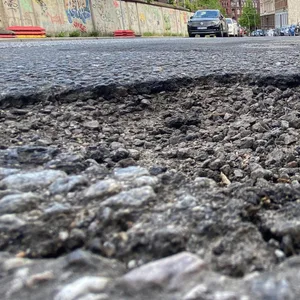 Ein Schlagloch ist auf einer Straße in der Hamburger Innenstadt zu sehen