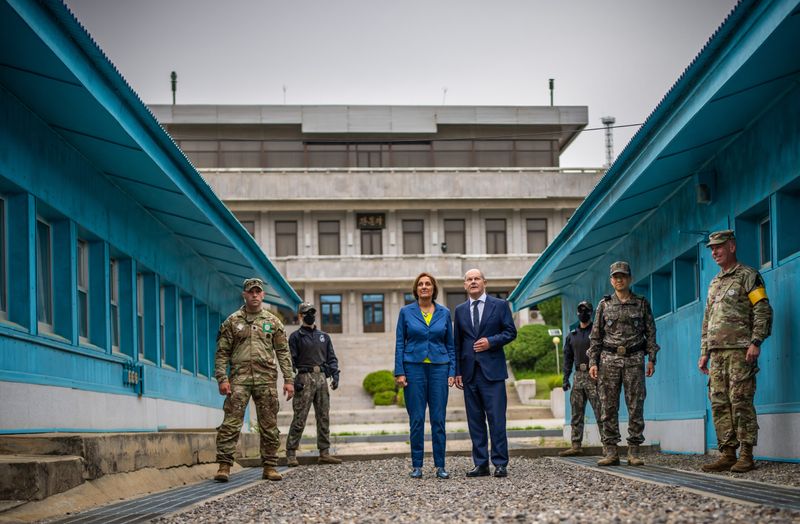Bundeskanzler Olaf Scholz (SPD) und seine Frau Britta Ernst stehen beim Besuch der entmilitarisierten Zone an der Grenze zu Nordkorea.