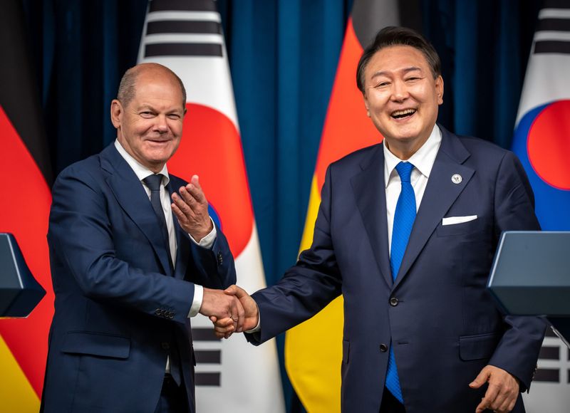 Bundeskanzler Olaf Scholz (SPD) und Suk-Yeol Yoon, Präsident von Südkorea.