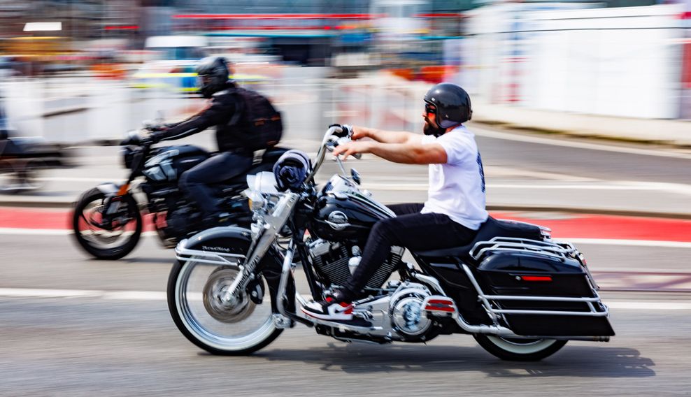 Zwei Teilnehmer der Abschlussparade auf ihren Motorrädern.