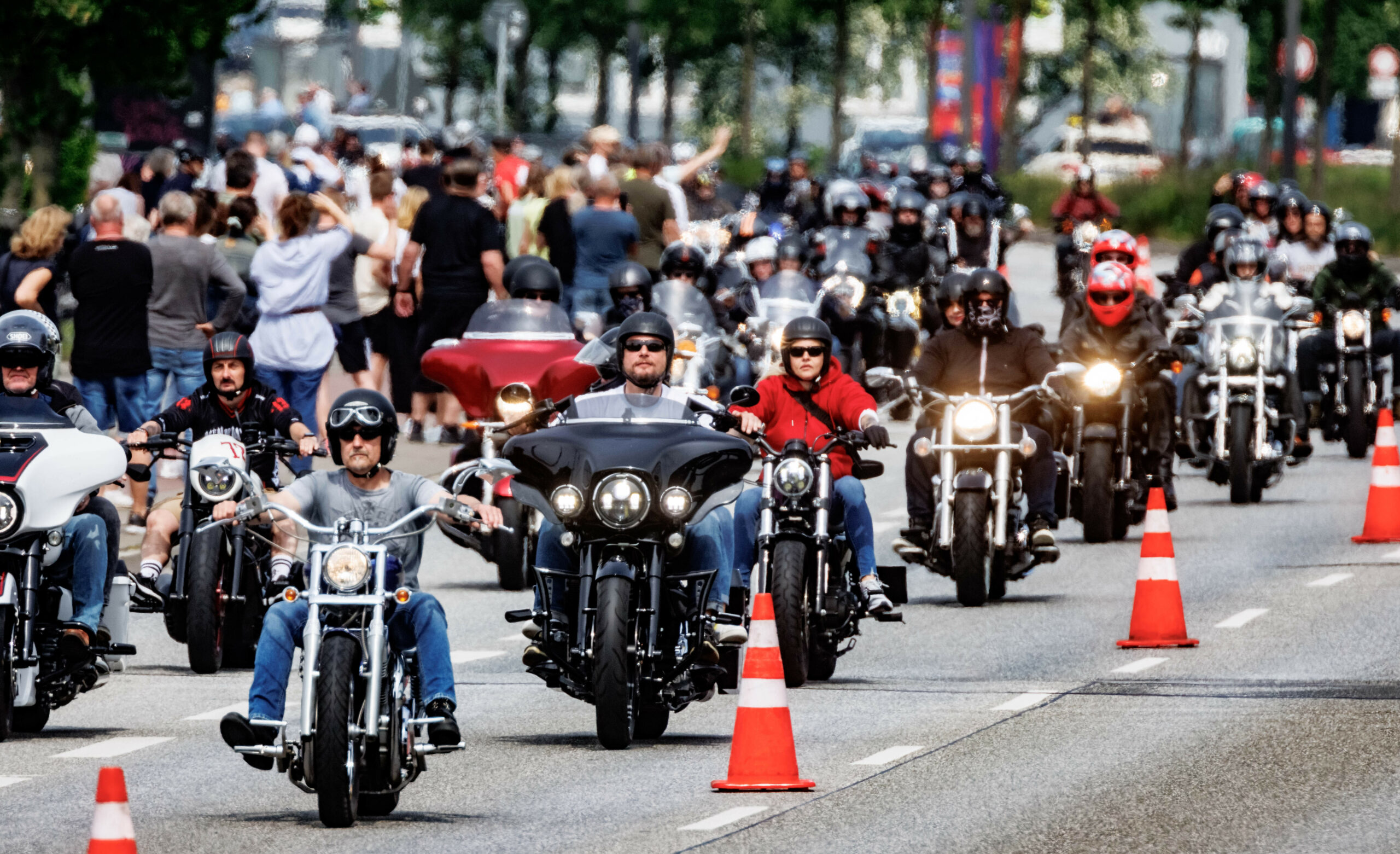 Teilnehmer der Hamburg Harley Days, Europas größtes innerstädtisches Biker-Treffen, fahren zum Abschluss der Veranstaltung in einem Korso durch die Stadt.