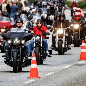 Teilnehmer der Hamburg Harley Days, Europas größtes innerstädtisches Biker-Treffen, fahren zum Abschluss der Veranstaltung in einem Korso durch die Stadt.