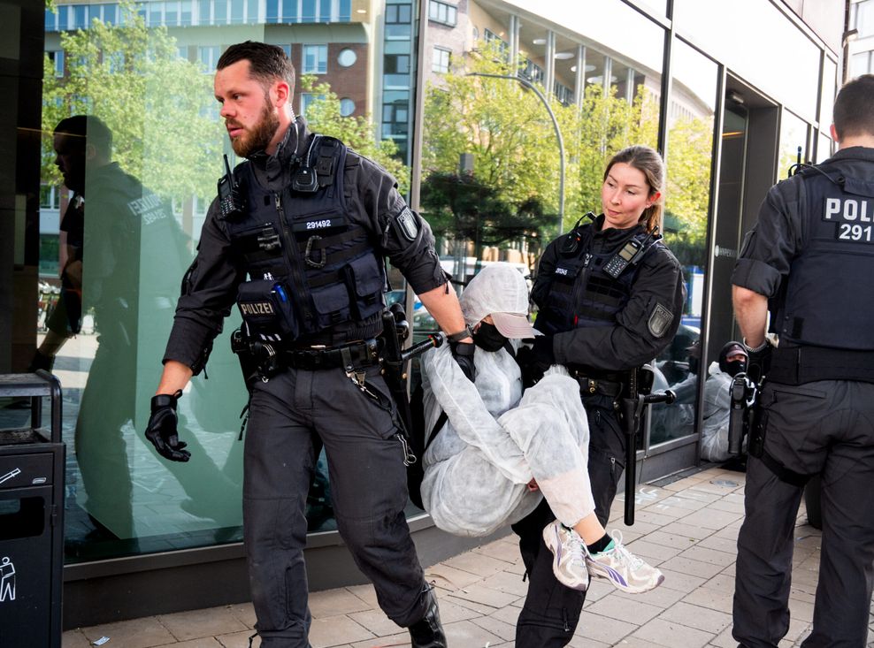 Die Polizei löste den Protest auf, der friedlich blieb.