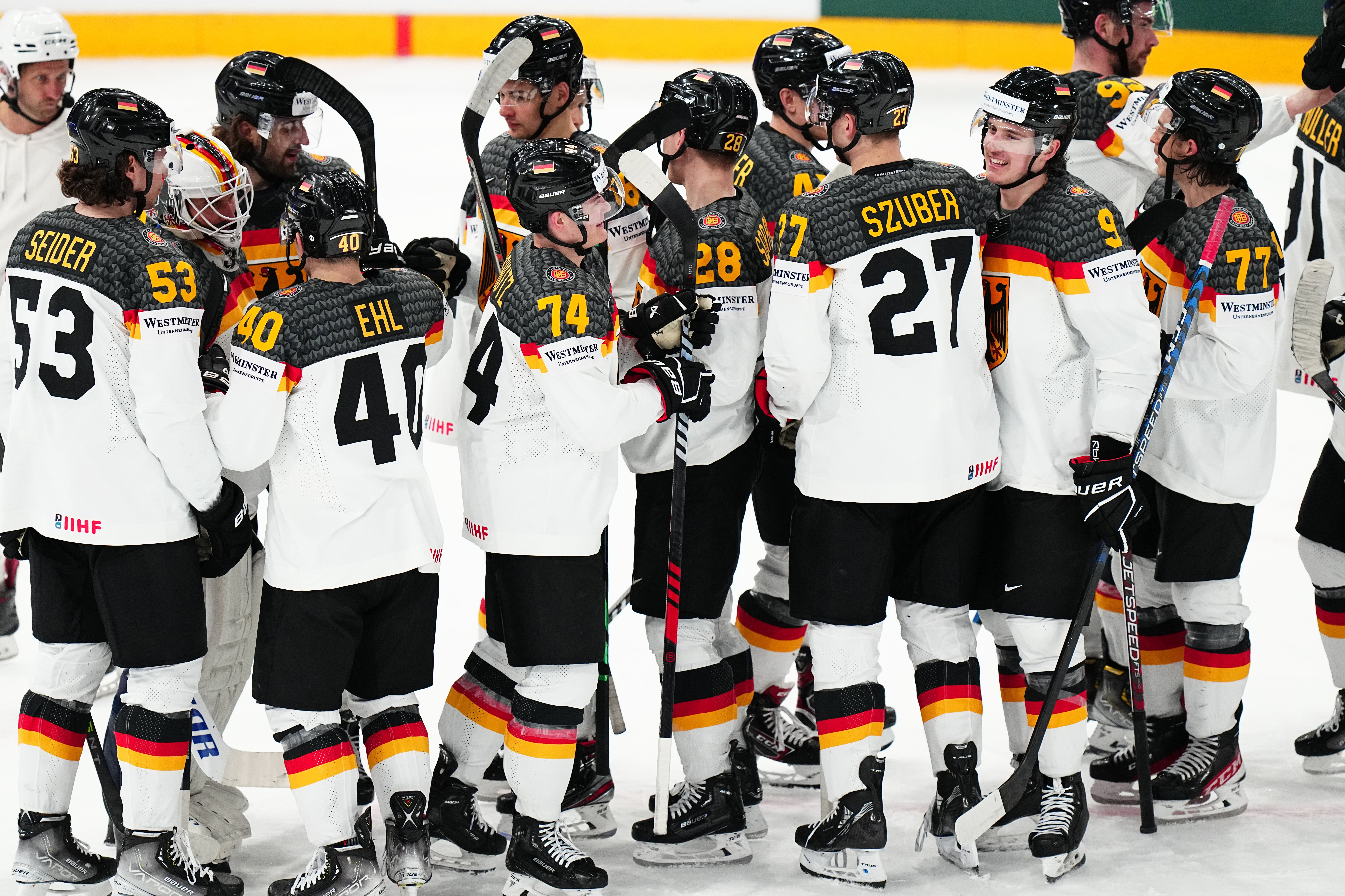 Deutschlands Eishockey-Nationalelf bejubelt den Einzug ins WM-Halbfinale.