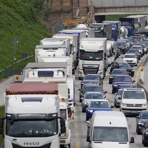 Fahrzeuge stauen sich auf der Autobahn A7 vor dem Elbtunnel.