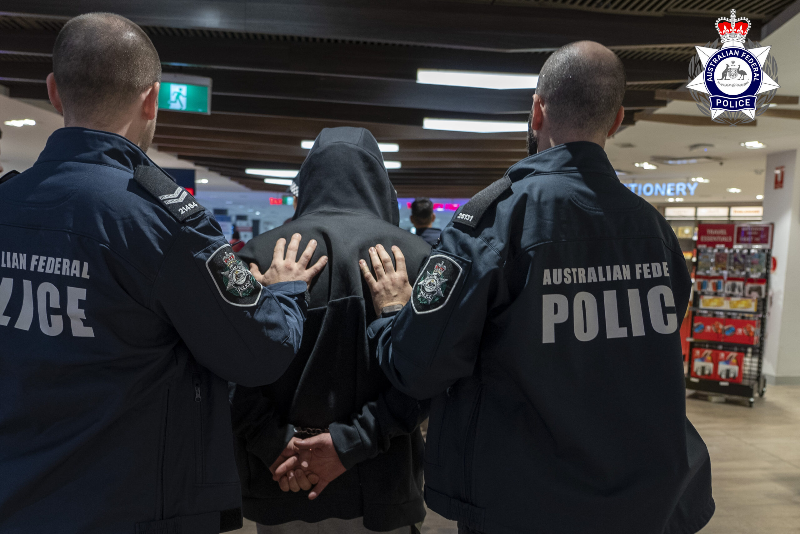 Ein am 28.05.2023 zur Verfügung gestelltes Handout von AFP (Australian Federal Police) zeigt einen 35-jährigen Mann aus Sydney, der am internationalen Flughafen von Sydney festgenommen wird.