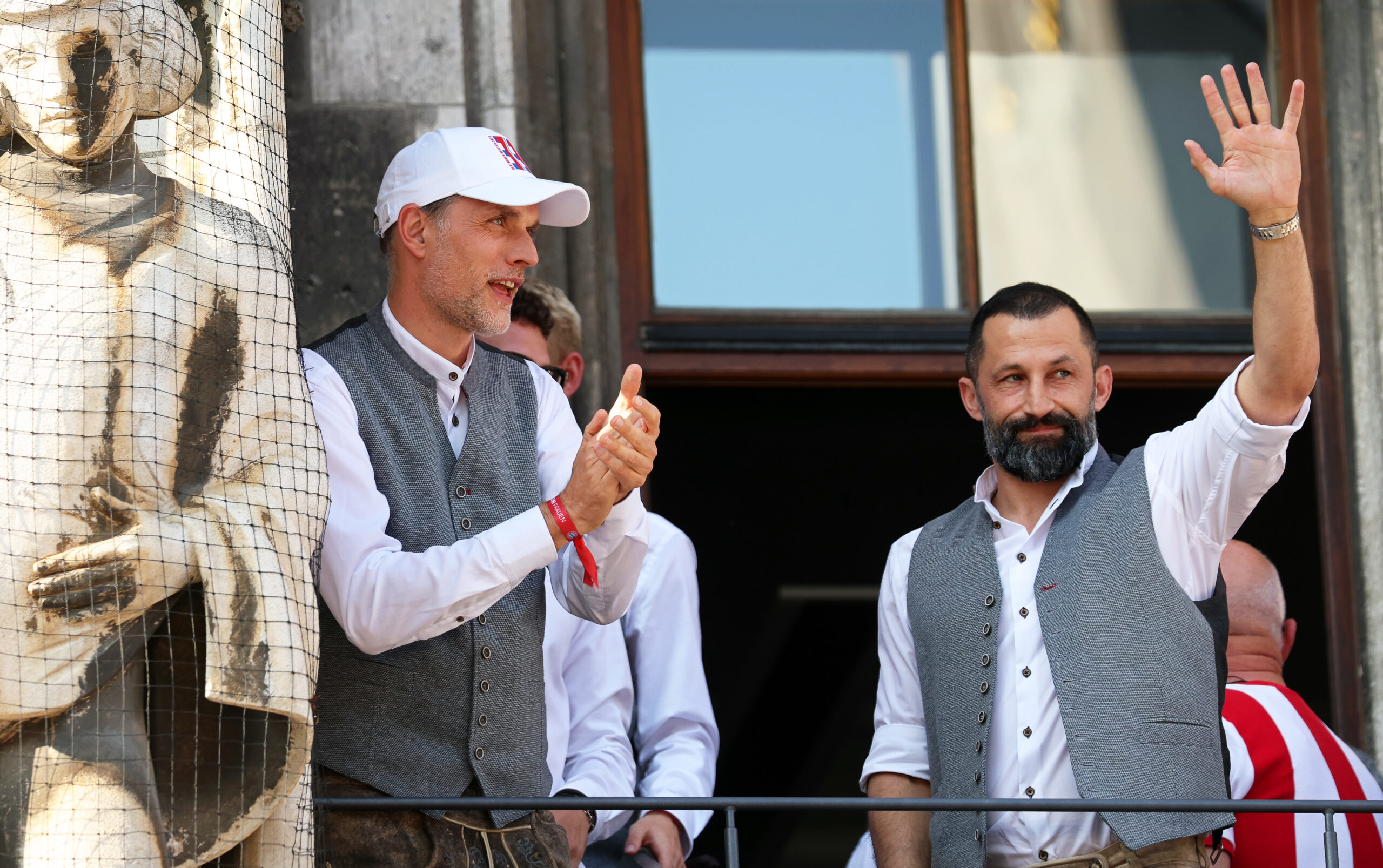 Bayerns Trainer Thomas Tuchel und Hasan Salihamidzic stehen bei der Meistefeier auf dem Rathaus-Balkon
