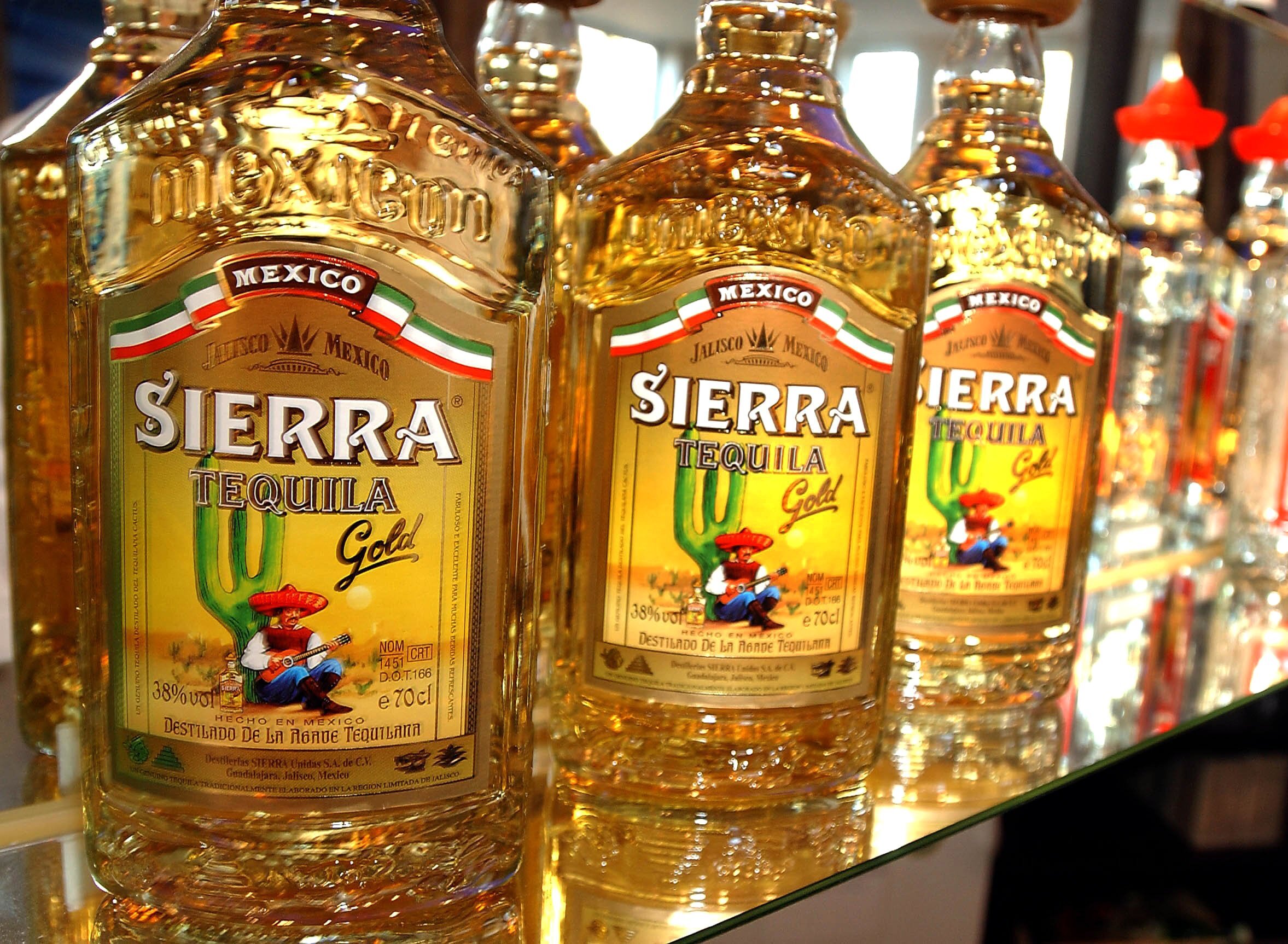 Sierra Tequila-Flaschen stehen in einem Regal in einem Laden. (Symbolbild)