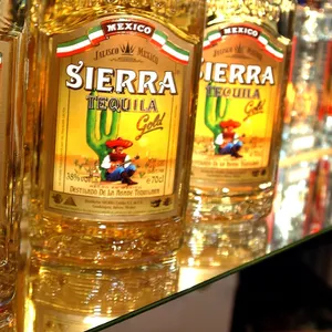 Sierra Tequila-Flaschen stehen in einem Regal in einem Laden. (Symbolbild)