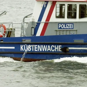 Bei Laboe – Polizisten von betrunkenen Kapitän verletzt