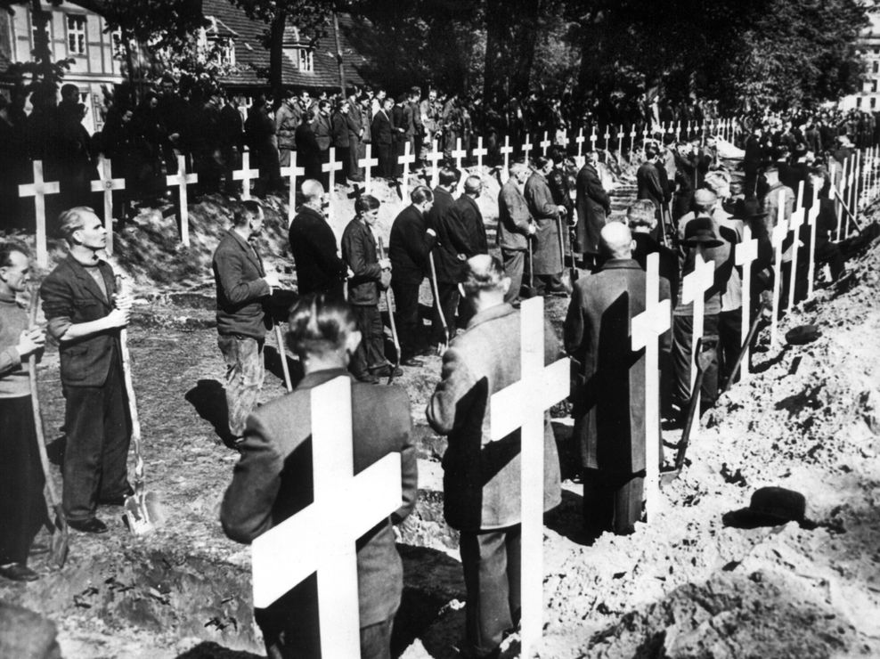 Die US-Truppen ließen die Leichen durch die Deutschen exhumieren und am 7. und 8. Mai öffentlich bestatten.