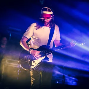Sportfreunde Stiller-Sänger Peter Brugger ist jetzt 50, trägt lange Haare – und tourt nach langer Pause wieder zusammen mit den Bandkollegen Rüde Linhof und Flo Weber.