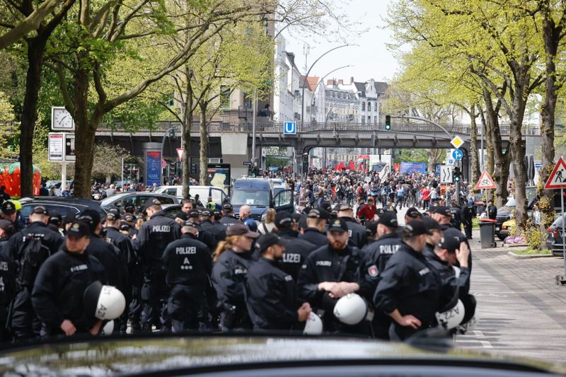 Dei Demo unter dem Motto „Klassensturz statt Kassensturz“ wird von Polizisten begleitet.