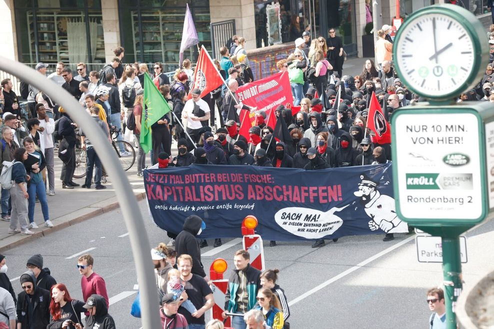 „Kapitalismus abschaffen“ ist auf einem Banner zu lesen. Die Demo des Bündnis „Wer hat, der gibt“ startete am frühen Nachmittag am Eppendorfer Baum.