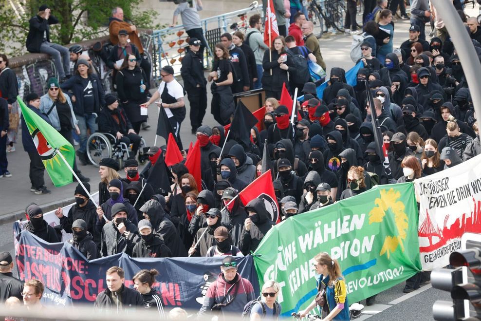 Mehrere Demo-Teilnehmer haben sich vermummt.