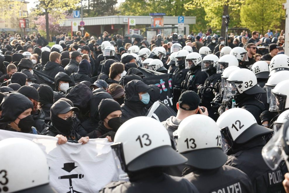 Die Polizei hat vermummte Demonstrant:innen eingekesselt.