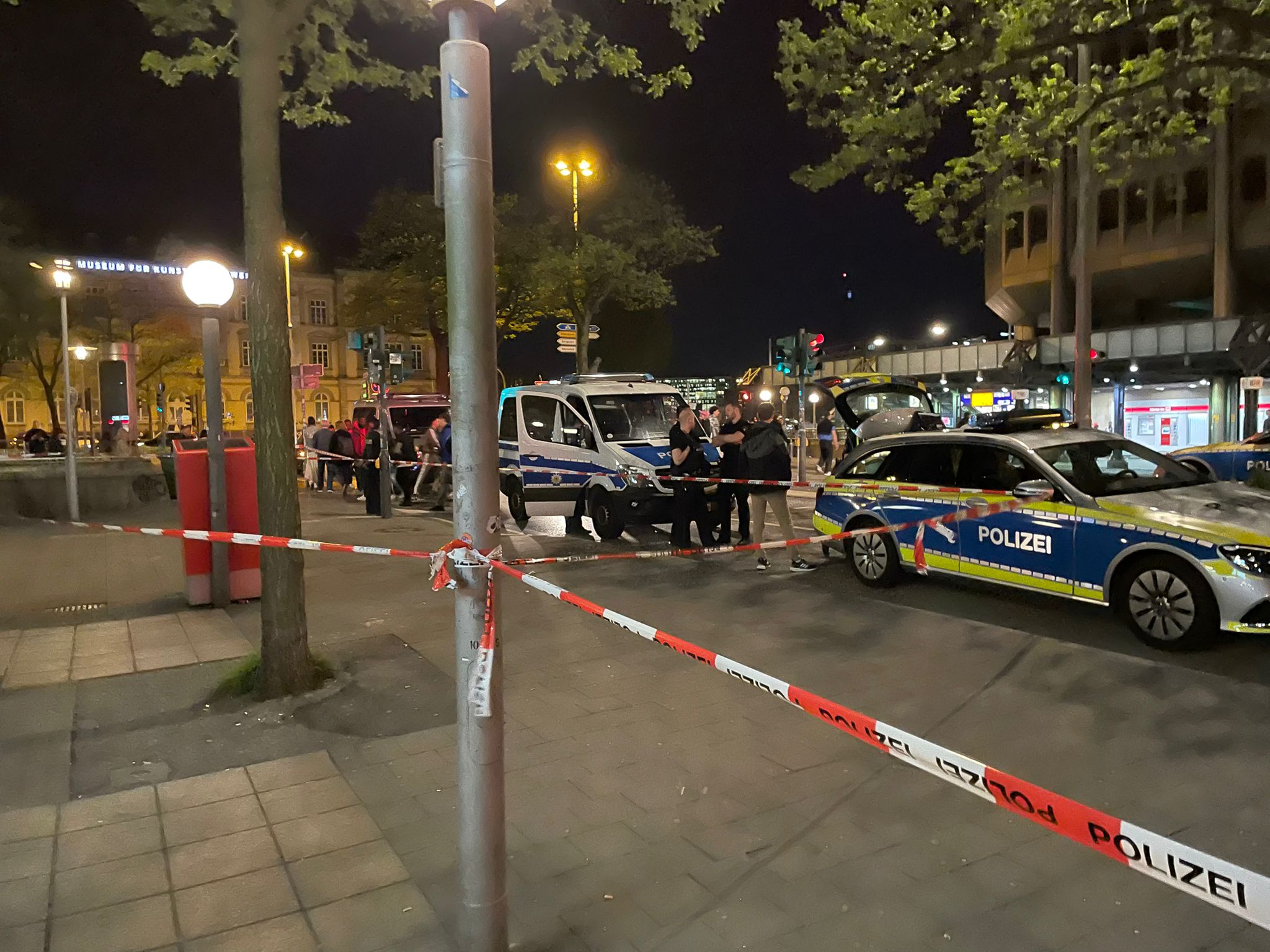 Nach Messerstecherei am Hauptbahnhof: Polizisten sperrten den Tatort auf St. Georg weiträumig ab.