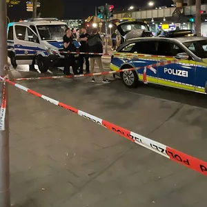 Nach Messerstecherei am Hauptbahnhof: Polizisten sperrten den Tatort auf St. Georg weiträumig ab.