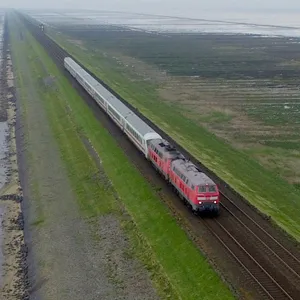 Ein Zug fährt über den Hindenburgdamm zwischen Sylt und Niebüll (Schleswig-Holstein).