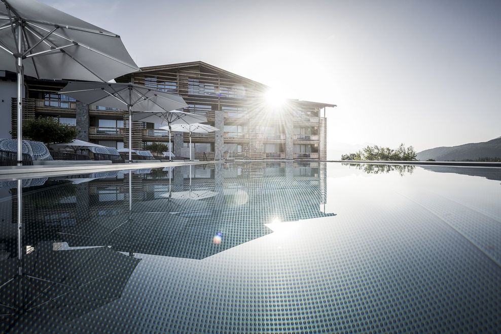 Im Alpenresort Schwarz beginnt schon der Morgen mit einem sportlichen Höhepunkt: Schwimmen bei aufgehender Sonne.