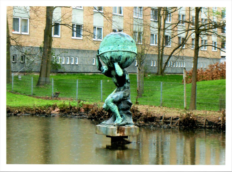 Fast 80 Jahre lang stand die „Atlas-Skulptur“ in der ehemaligen Eisenbahnersiedlung in Wilhelmsburg.