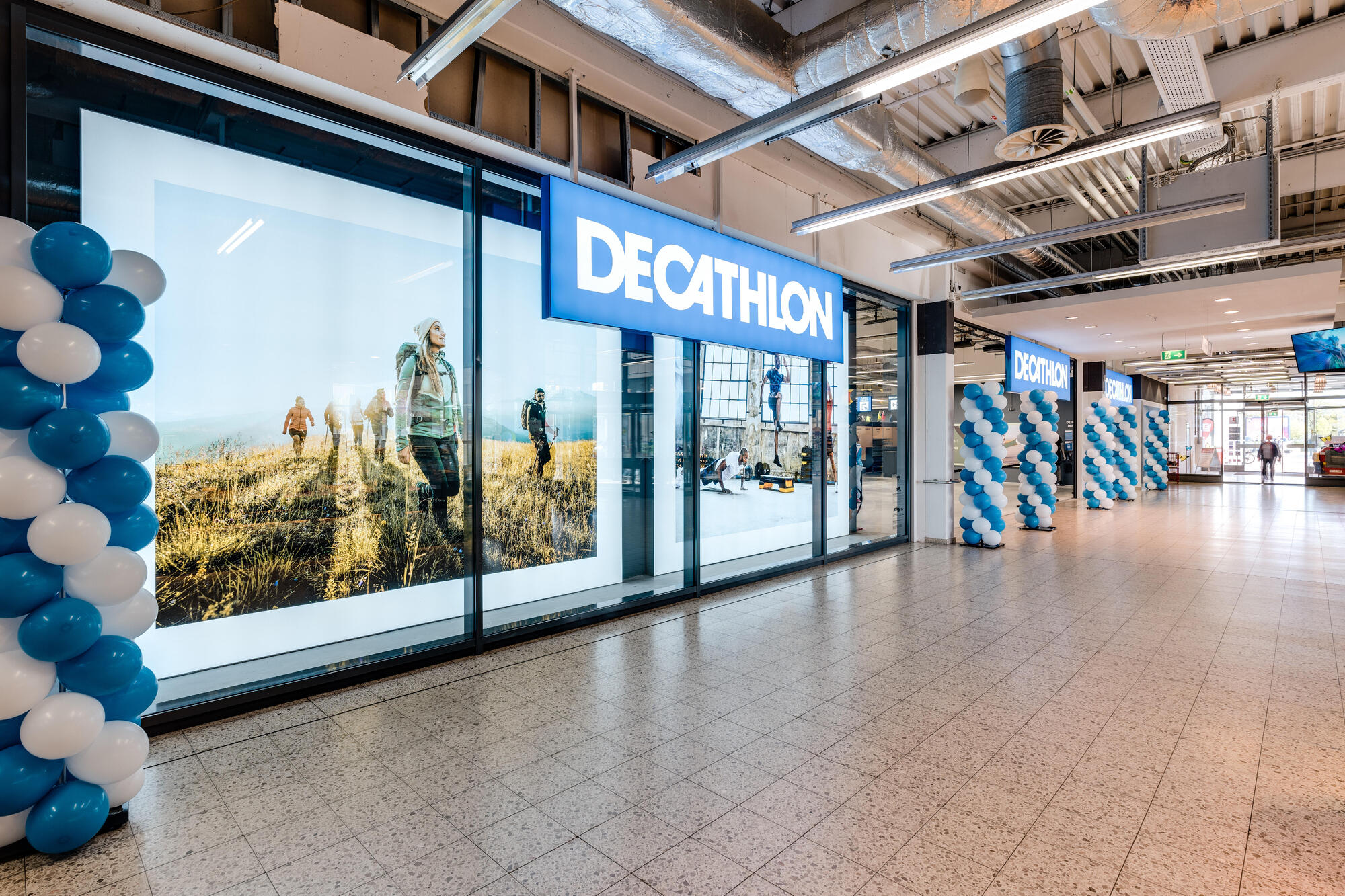Aussenansicht: Decathlon Filiale im Ostkreuz Center nahe Hamburg