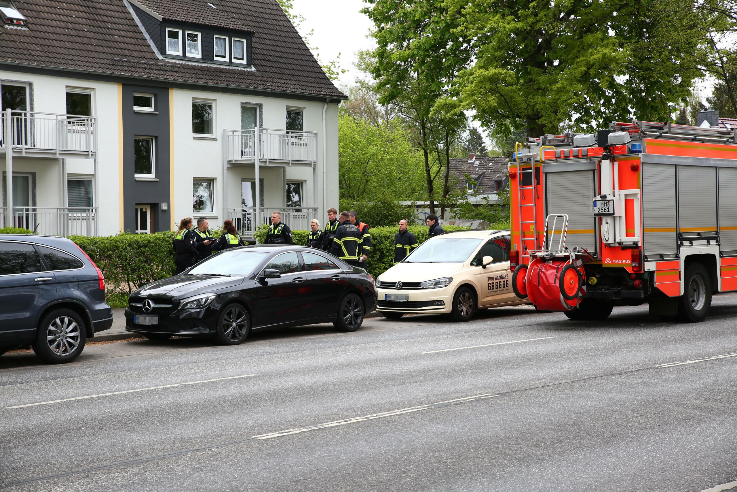 Polizei- und Feuerwehrkräfte am Tatort in Billstedt.