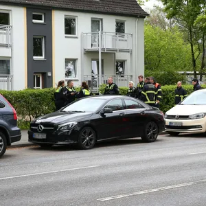 Polizei- und Feuerwehrkräfte am Tatort in Billstedt.
