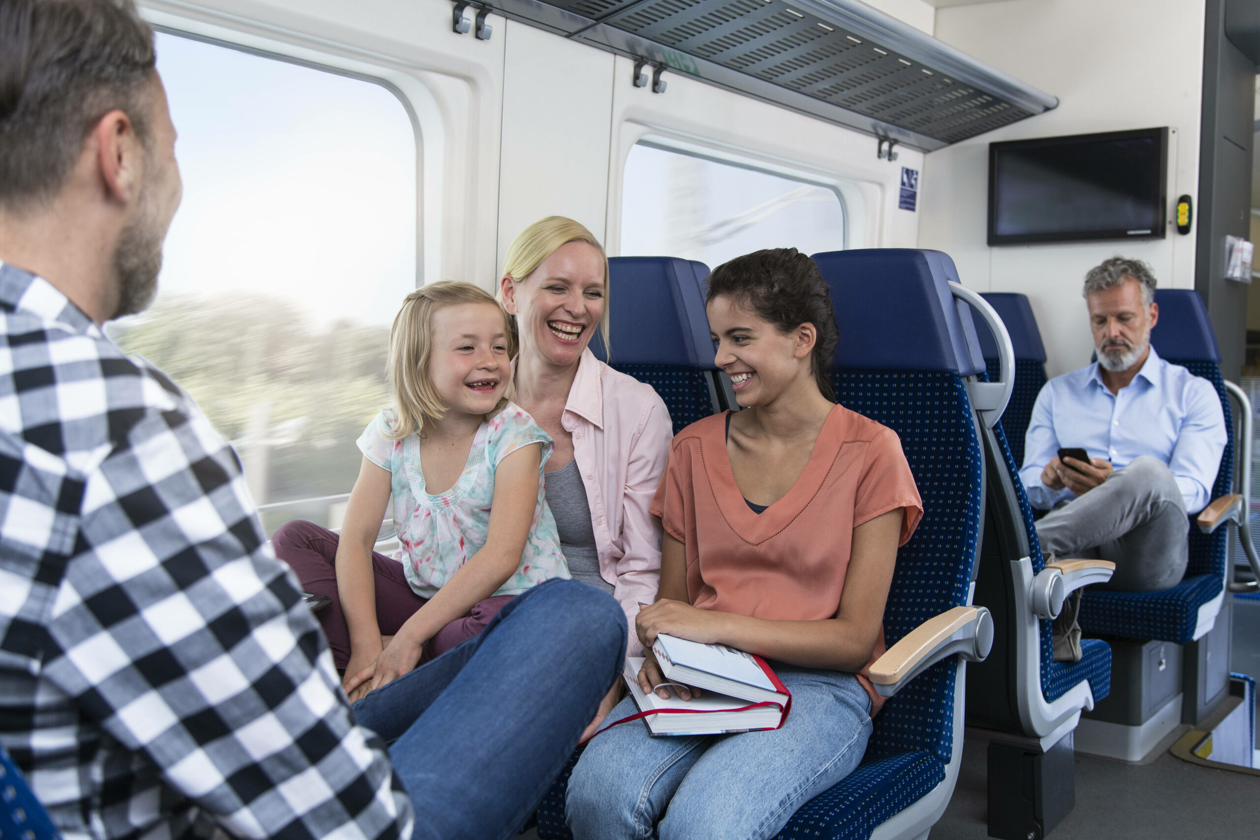 Eine Bahnreise mit der Familie – die kann auch mit dem Deutschlandticket ohne Stress klappen.