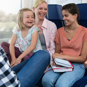 Eine Bahnreise mit der Familie – die kann auch mit dem Deutschlandticket ohne Stress klappen.