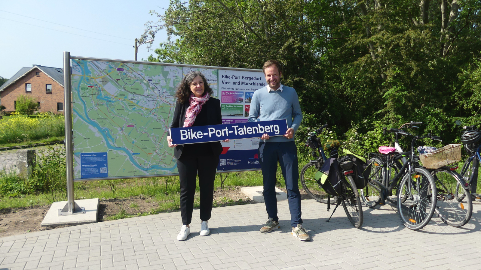 Verkehrssenator Dr. Anjes Tjarks und Bezirksamtsleiterin Cornelia Schmidt-Hoffmann bei der Freigabe des Bike-Port Tatenberg