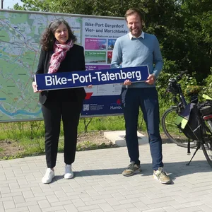 Verkehrssenator Dr. Anjes Tjarks und Bezirksamtsleiterin Cornelia Schmidt-Hoffmann bei der Freigabe des Bike-Port Tatenberg