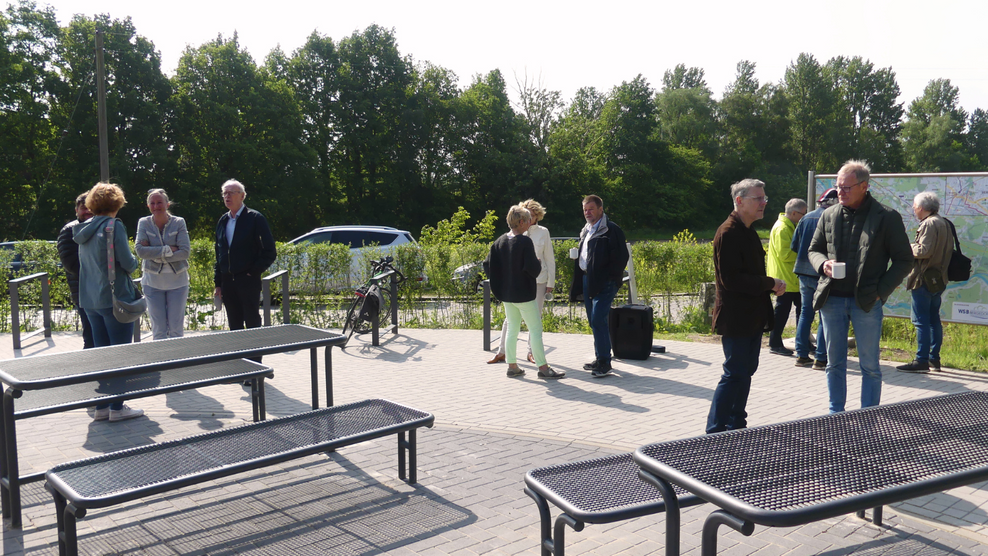 Menschen auf dem Bike-Port Tatenberg