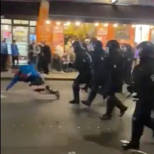 Szene aus einer Videoaufnahme des Polizeieinsatzes auf der Berliner Oranienstraße am 1. Mai: Ein Polizist mit Schlagstock in der Hand stößt einen Mann um, der daraufhin aufs Pflaster schlägt.