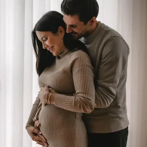 Laura Winter und Jonas Hofmann zeigen den Babybauch