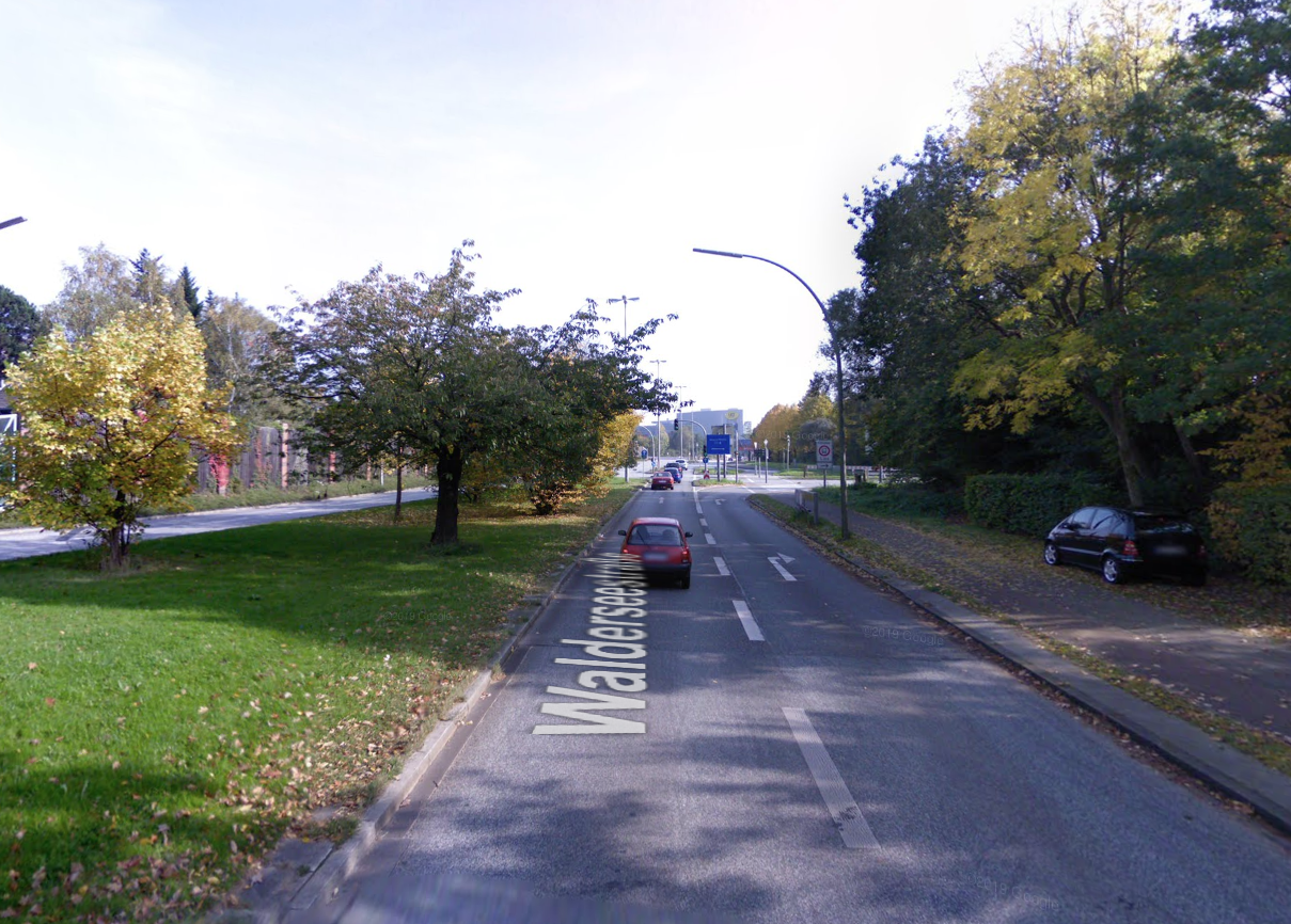 Der Mann verlor auf der Walderseestraße – kurz vor der A7-Auffahrt – die Kontrolle über seinen Mercedes.