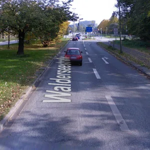 Der Mann verlor auf der Walderseestraße – kurz vor der A7-Auffahrt – die Kontrolle über seinen Mercedes.
