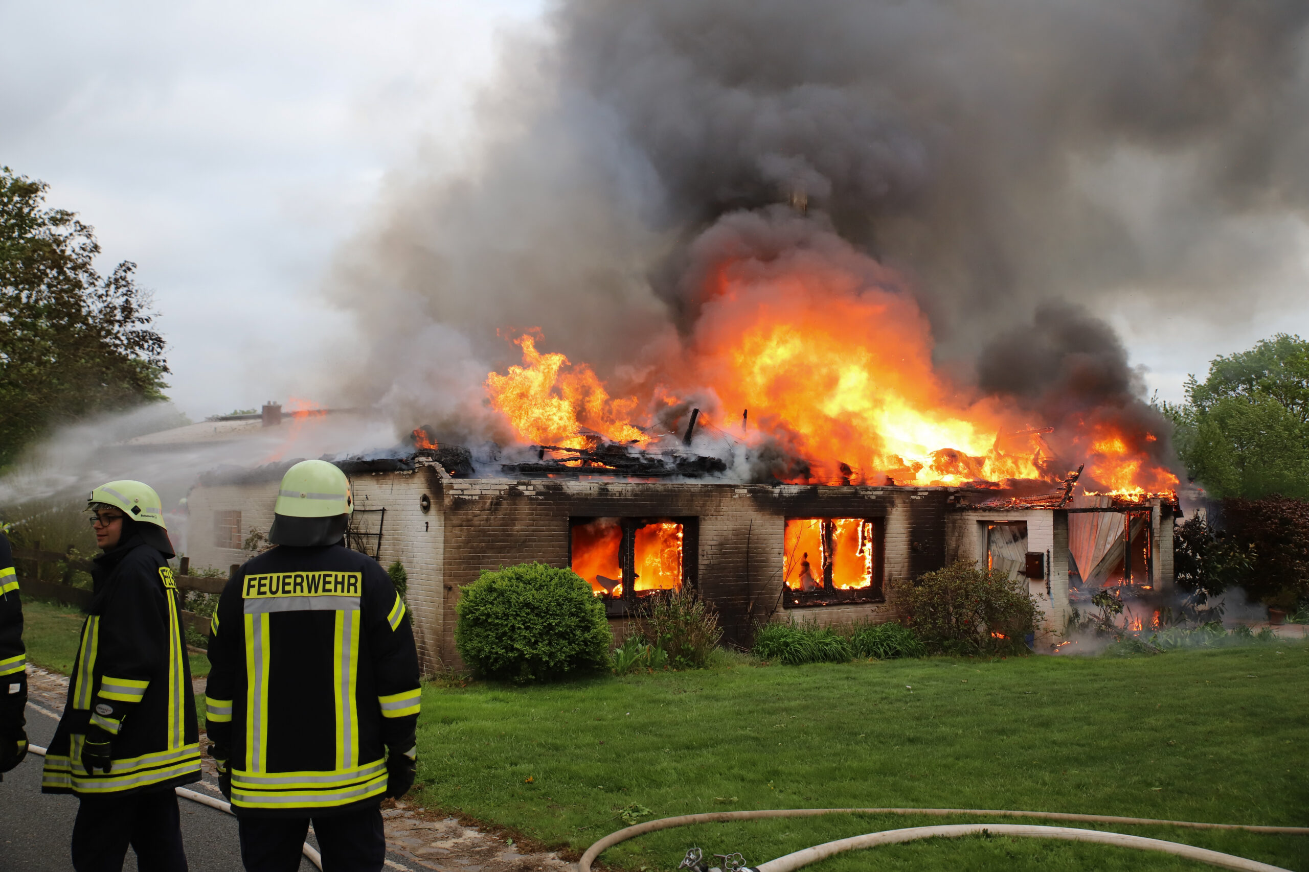 Das Reetdachhaus im Kreis Dithmarschen stand lichterloh in Flammen.