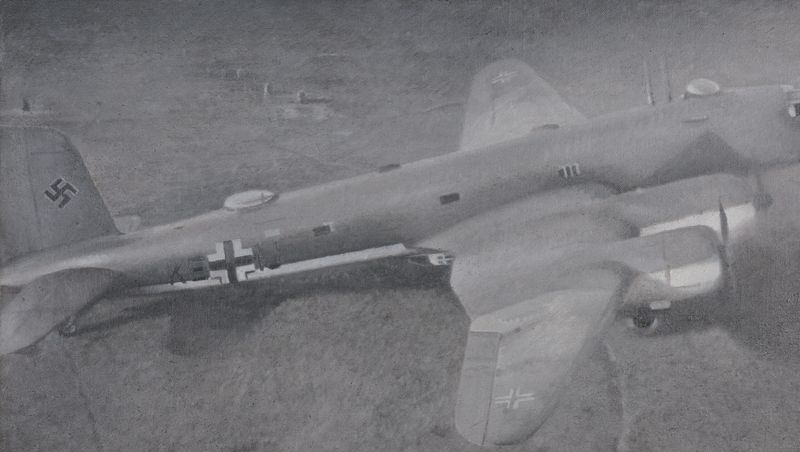 Das Ölgemälde zeigt einen Teil eines Kriegsflugzeugs in dunkelgrauen Farben