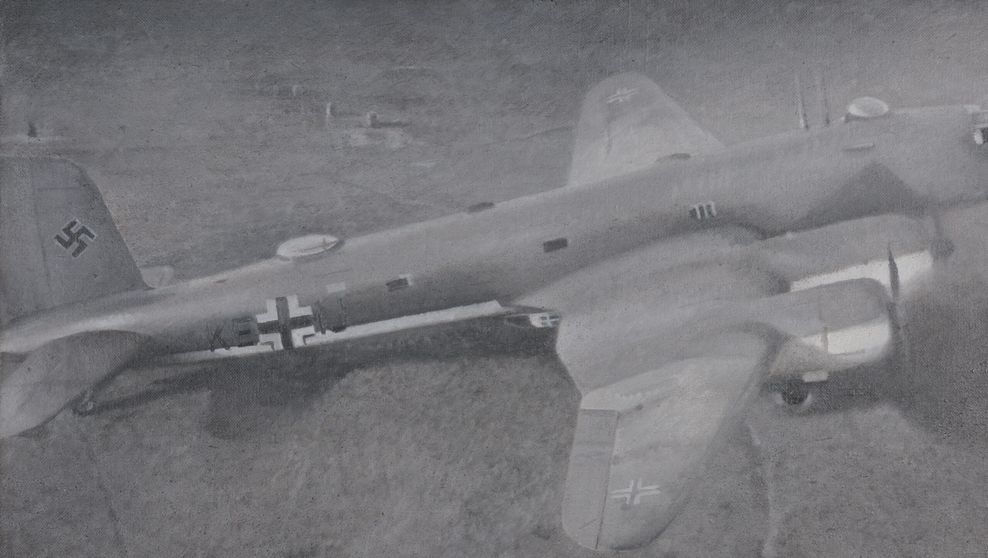 Das Ölgemälde zeigt einen Teil eines Kriegsflugzeugs in dunkelgrauen Farben