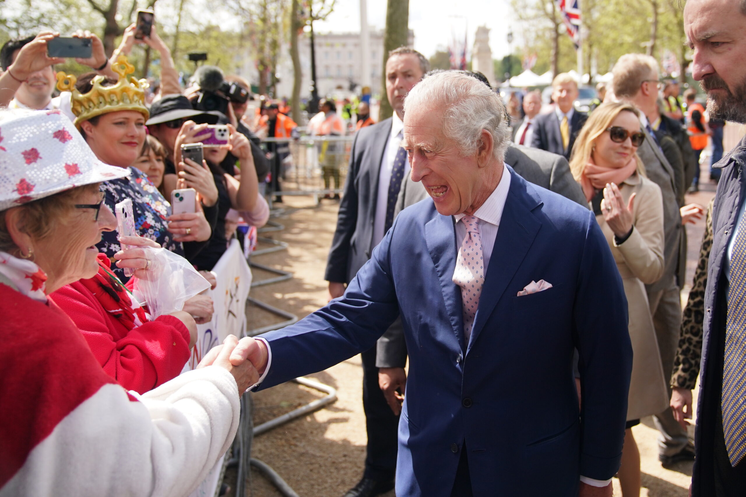 König Charles III. begrüßt Gratulanten bei einem Rundgang vor dem Buckingham Palast.