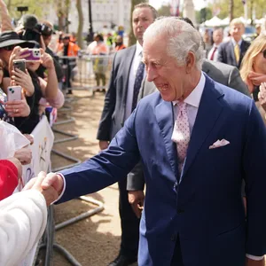 König Charles III. begrüßt Gratulanten bei einem Rundgang vor dem Buckingham Palast.