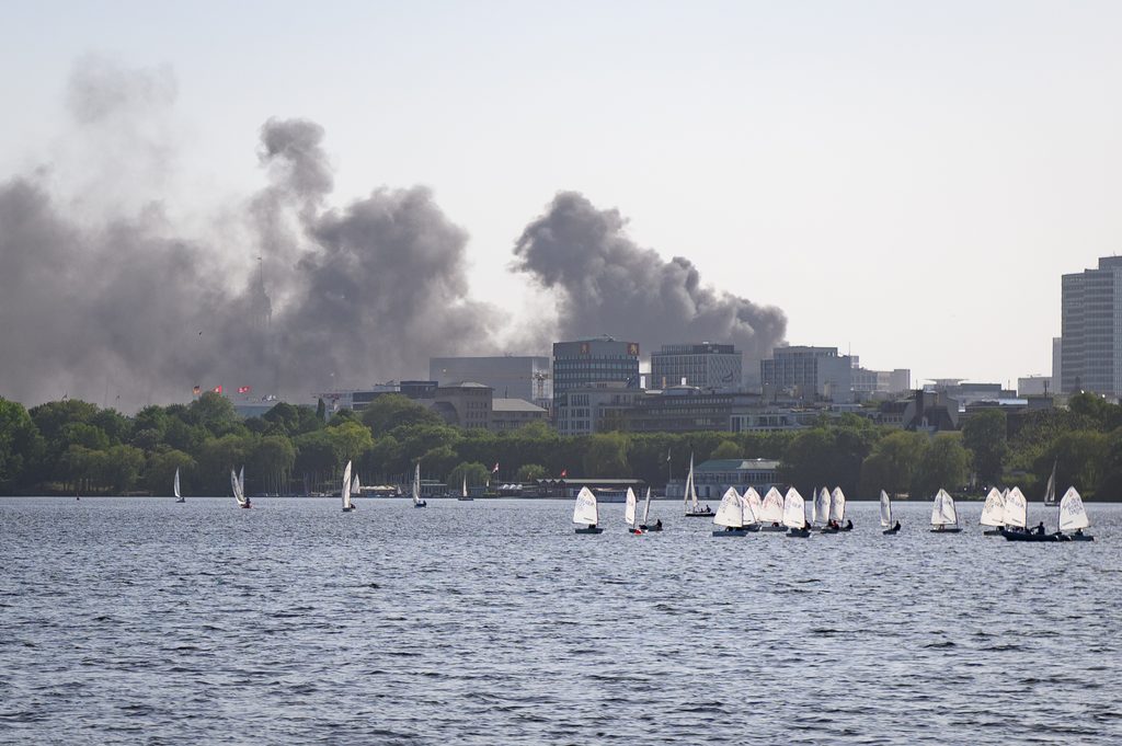 Dunkle Wolken über der Alster.